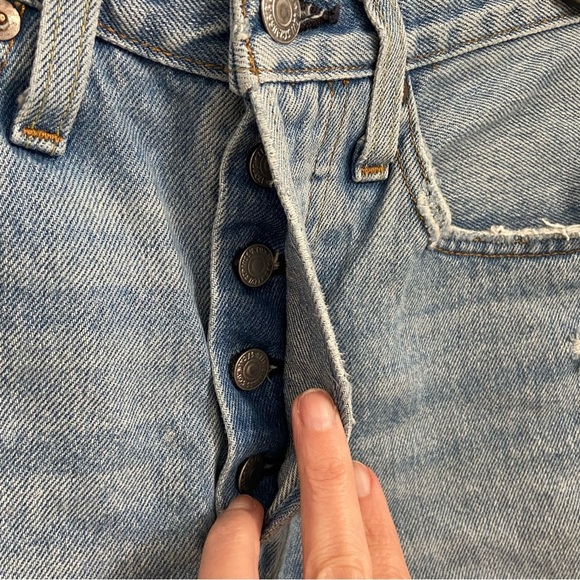 LEVI’S / 501 Medium Washed Cutoff Denim Shorts Size 26 - Picture 7 of 12